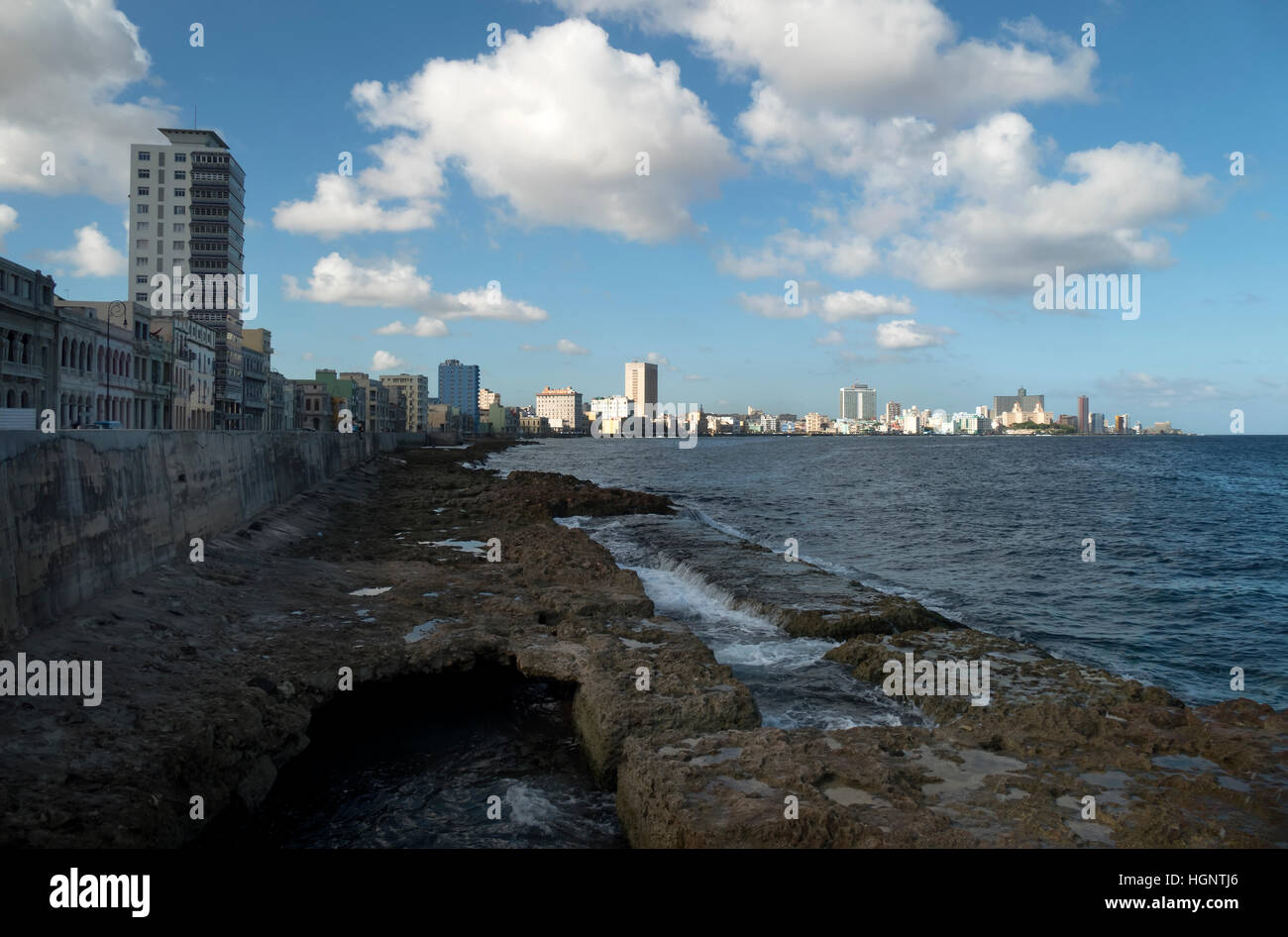 Vista di Havana, Cuba. Città cubane skyline con Malecon promenade, edifici e il mare dei Caraibi Foto Stock