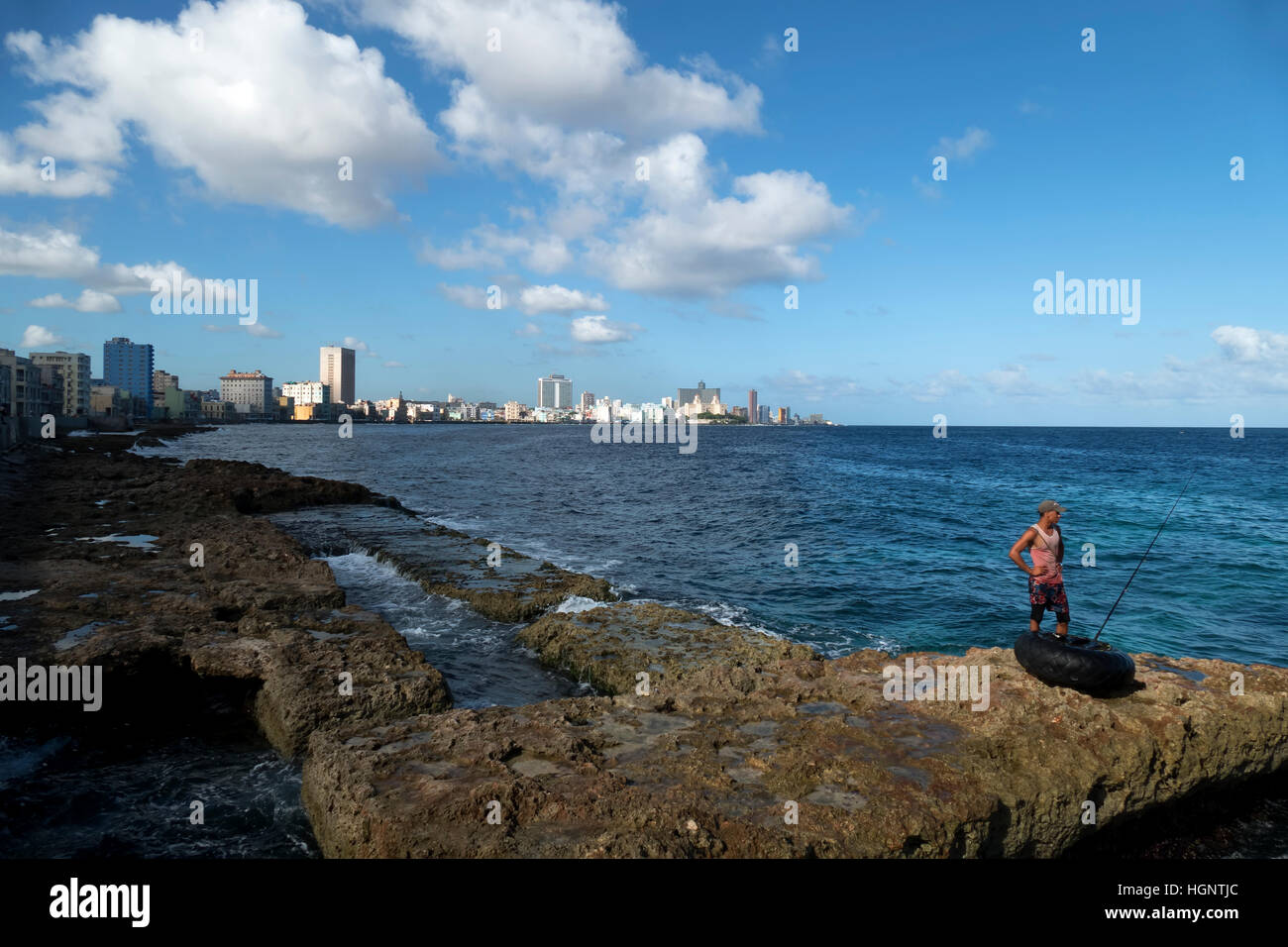 Vista di Havana, Cuba. Città cubane skyline con Malecon promenade, edifici e il mare dei Caraibi Foto Stock
