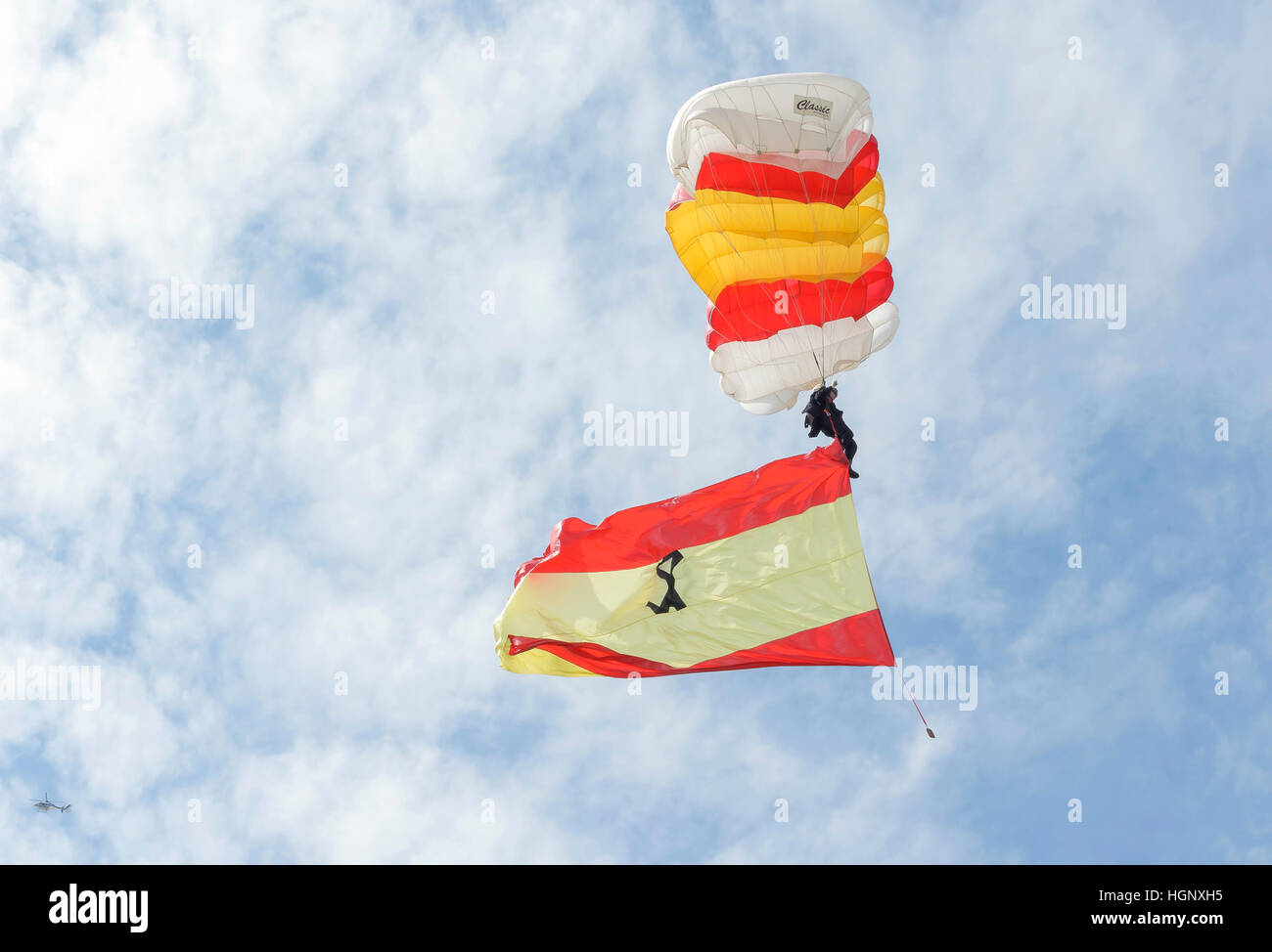 Soldato dell'esercito spagnolo, ha scavalcato da un elicottero, durante una esibizione aerea. Bandiera spagnola. Foto Stock