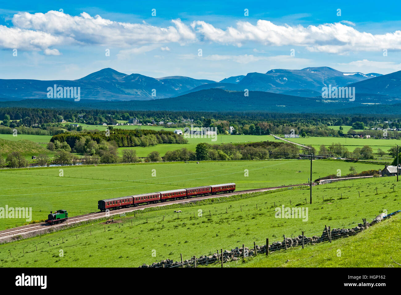 La stazione ferroviaria di Strathspey treno a vapore diretto da motore a vapore Breariach arrivando in Broomhill Highland Scozia da Aviemore e Boat of Garten Foto Stock