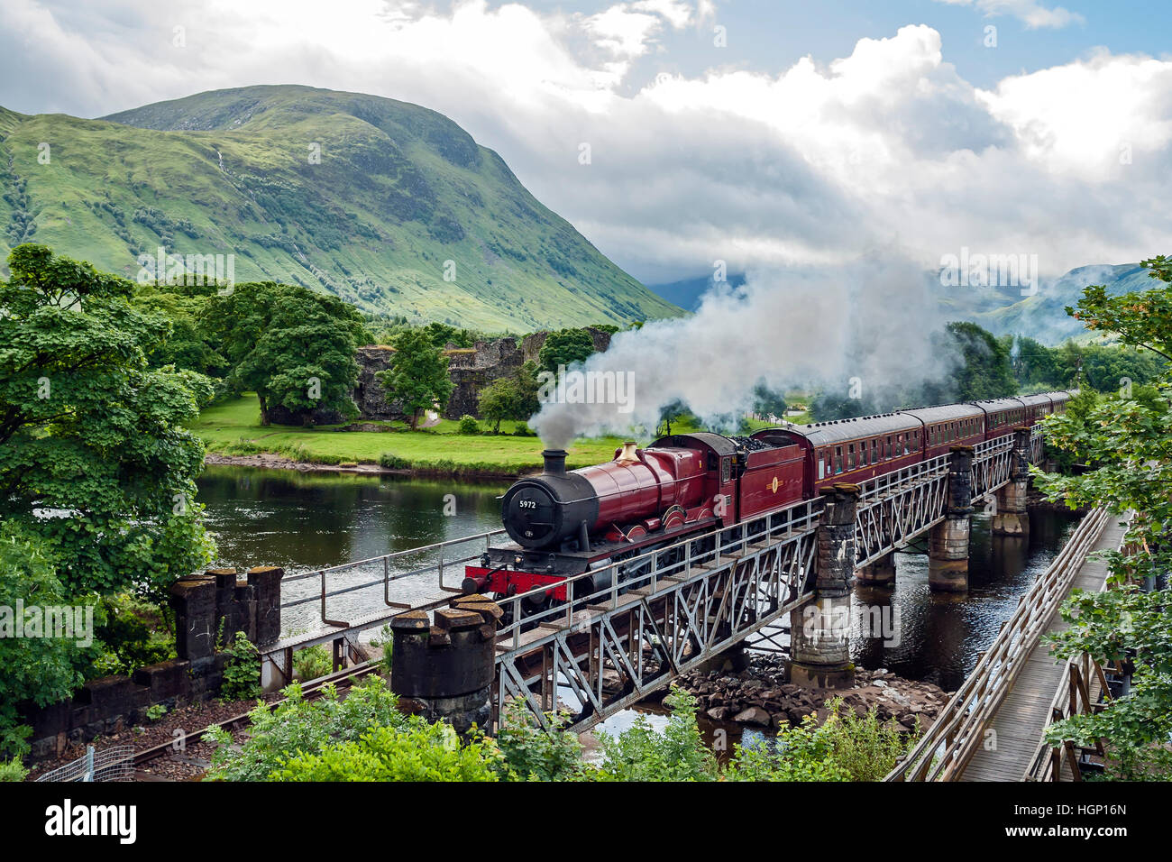 Ex Great Western 5972 Motore Olton Hall è attraversando il ponte sul fiume Lochy a Inverlochy vicino a Fort William Foto Stock