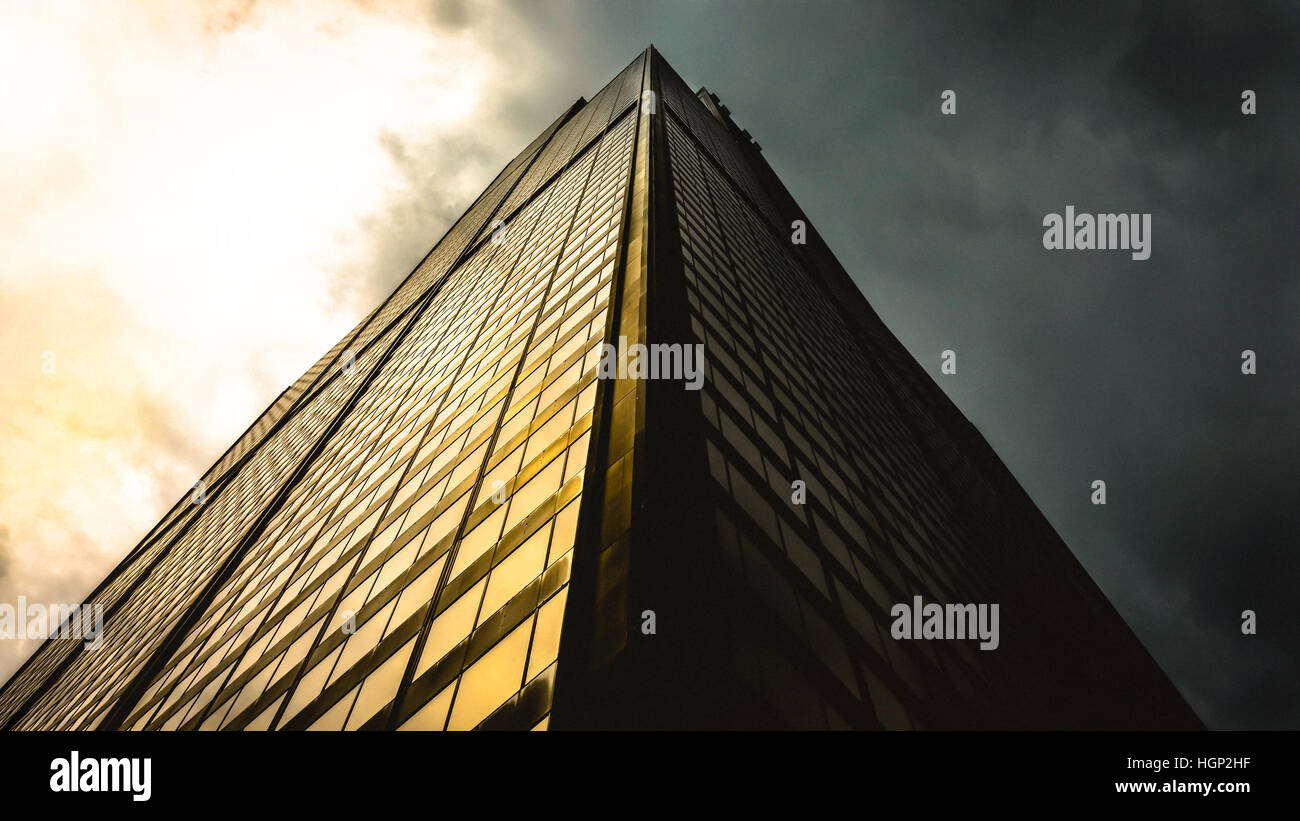 Un fondo il punto di vista di un edificio alto Foto Stock