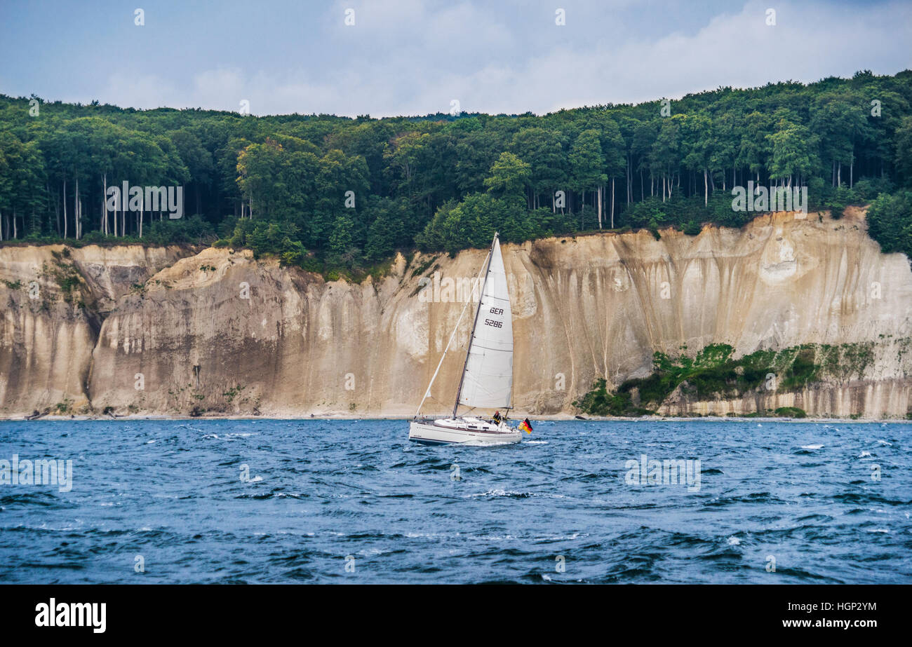 Navigando lungo il chalk cliff costa di Jasmund Parco nazionale sull'isola di Rügen, Mar Baltico, Mecklenburg Vorpommern, Germania Foto Stock