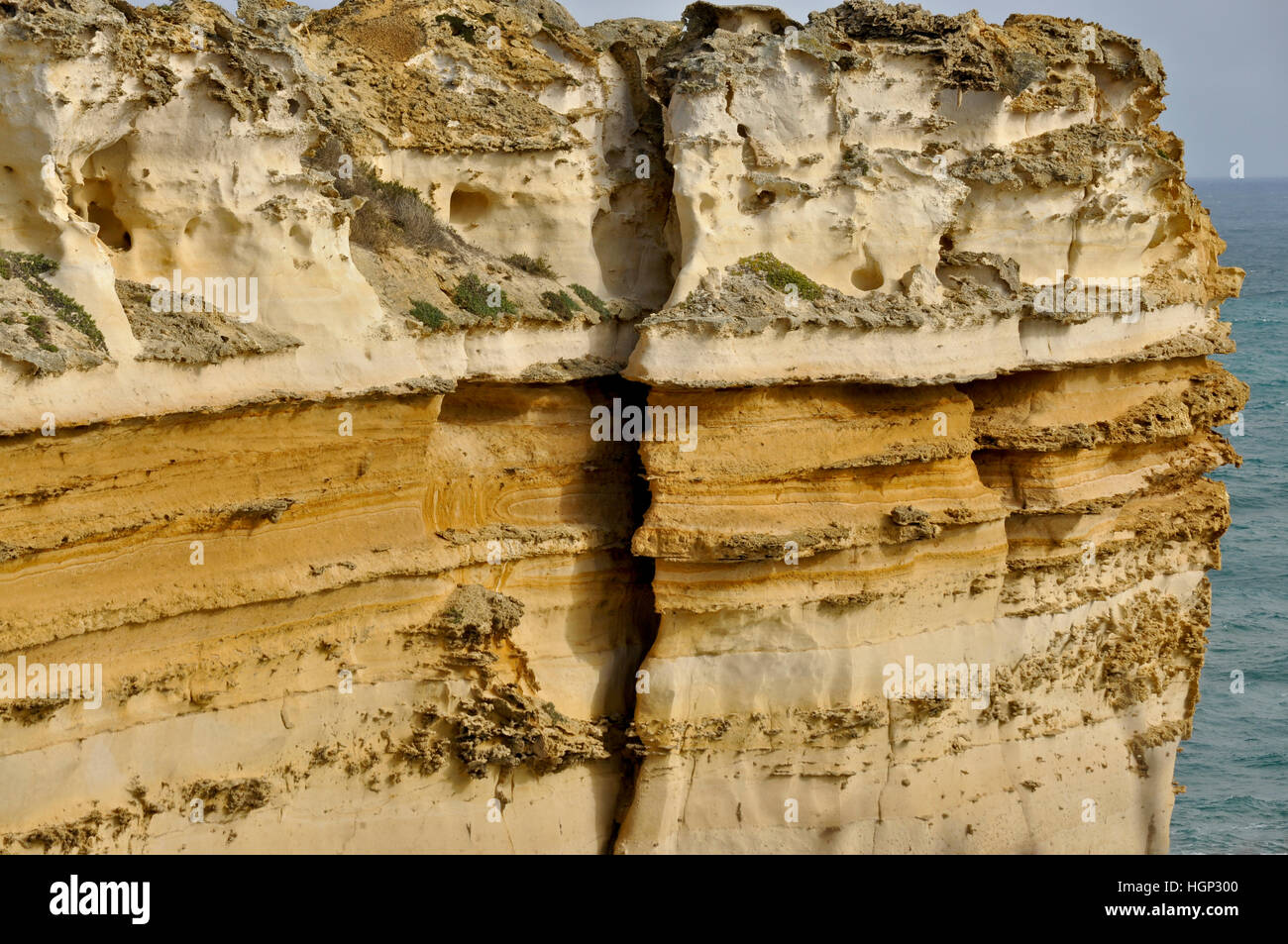 Uno sguardo alla erosione di rocce sulla Great Ocean Road Foto Stock