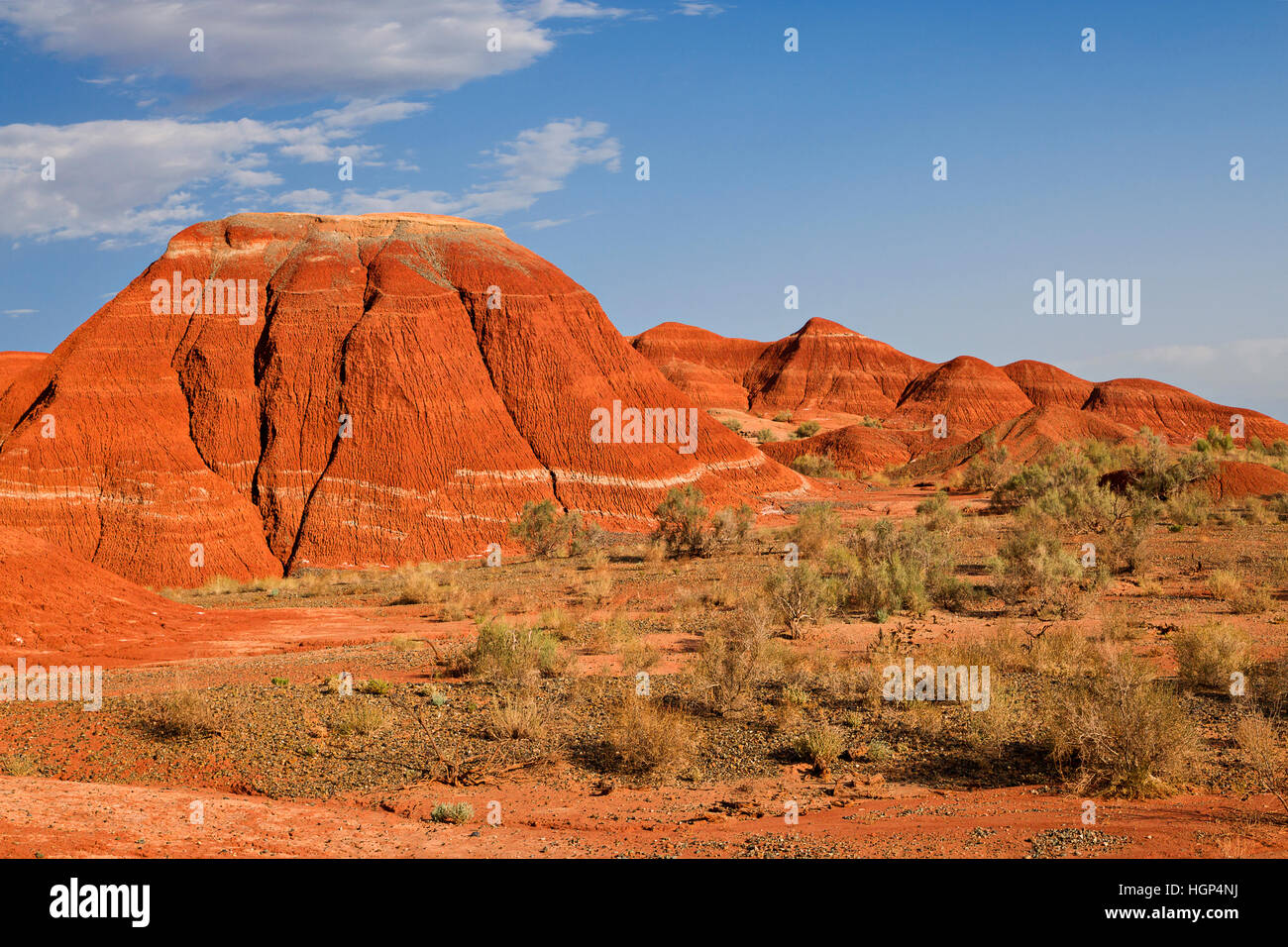 Le colline rosse nelle montagne di Aktau in Kazakistan Foto Stock
