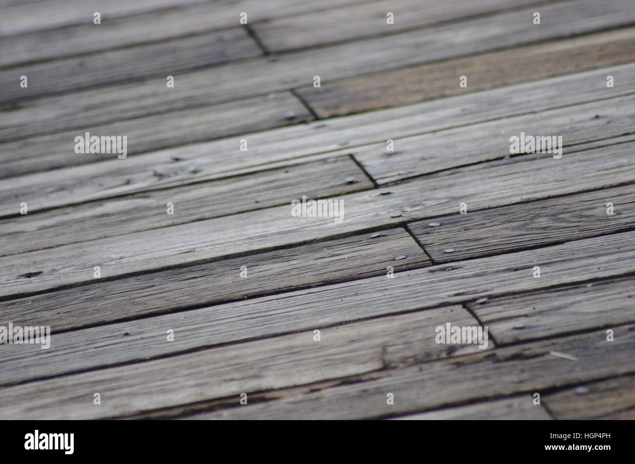 Il marrone ed il grigio di tavole di legno con chiodi. Portico piano modello di legno scheggiato scheggiatura fori crepe crooked diagonal Foto Stock