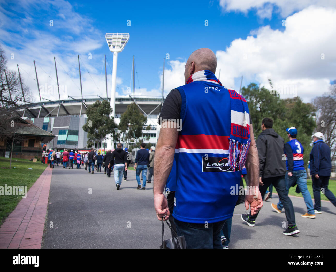 Western Bulldogs fan si avvicina a Melbourne Cricket Ground davanti al 2016 AFL Grand Final Foto Stock