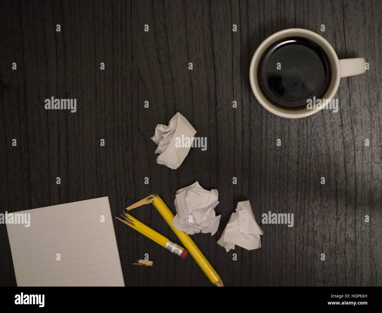 Superficie scura, bianco,carta sgualcita rotto matita, caffè, frustrazione Foto Stock