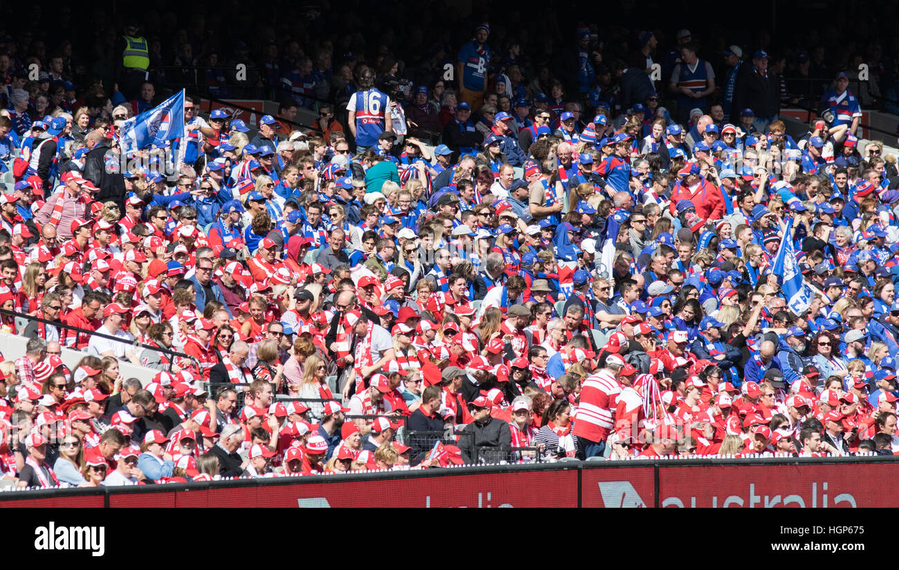 Sydney Swans ventole e Western Bulldogs fan formare sezioni colorate del MCG tribune del 2016 AFL Grand Final Foto Stock