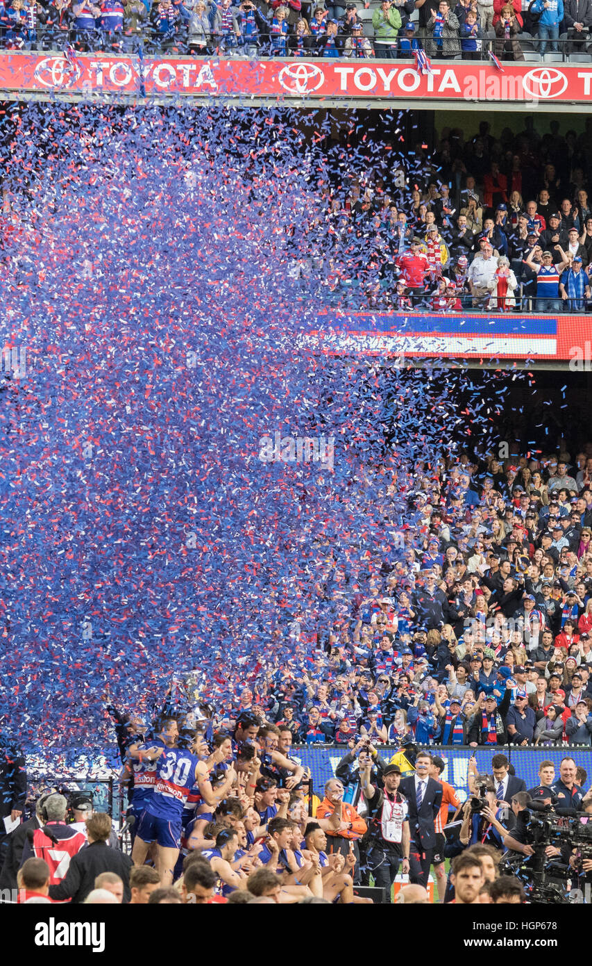 Streamers riempire l'aria dopo il Western Bulldogs sono presentati con il 2016 AFL premiership cup Foto Stock