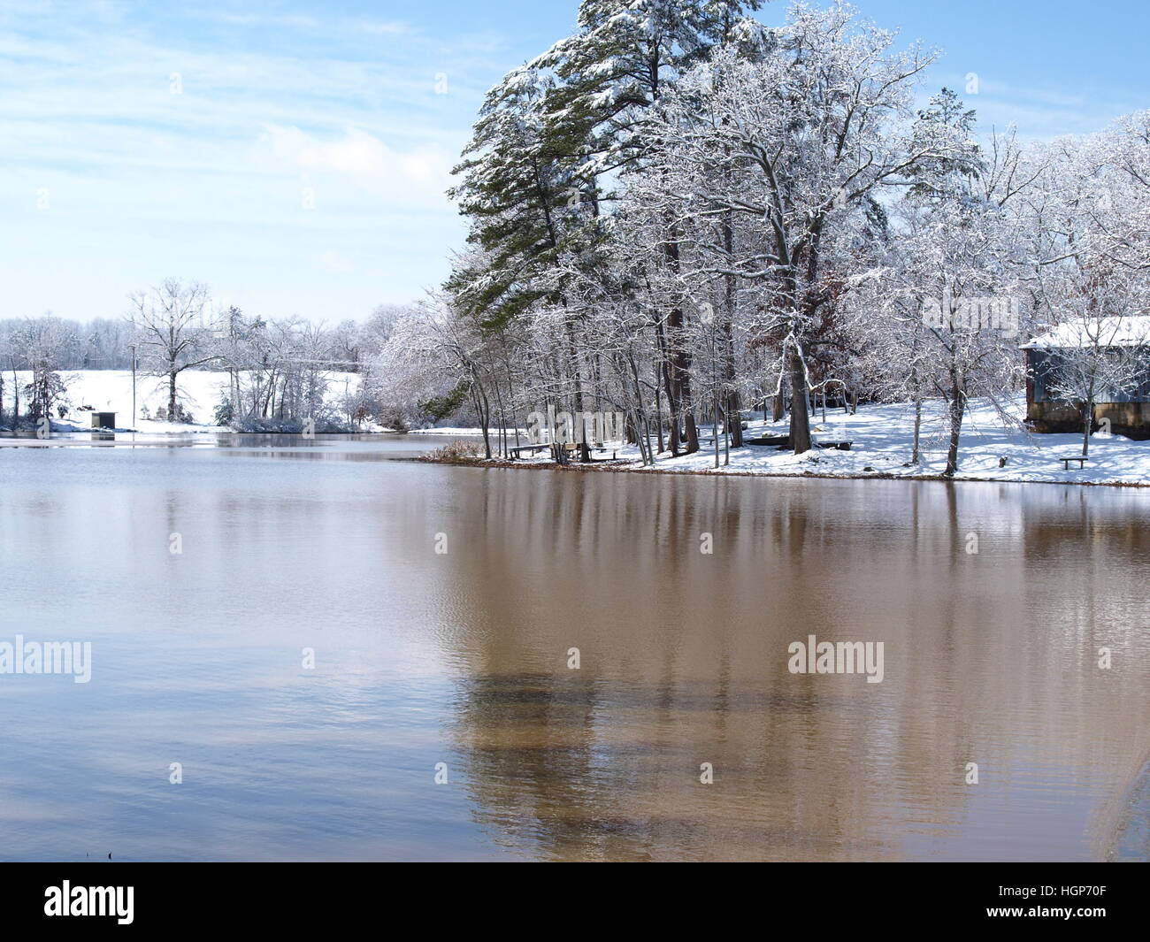Un lago rurale in North Carolina dopo una caduta di neve Foto Stock