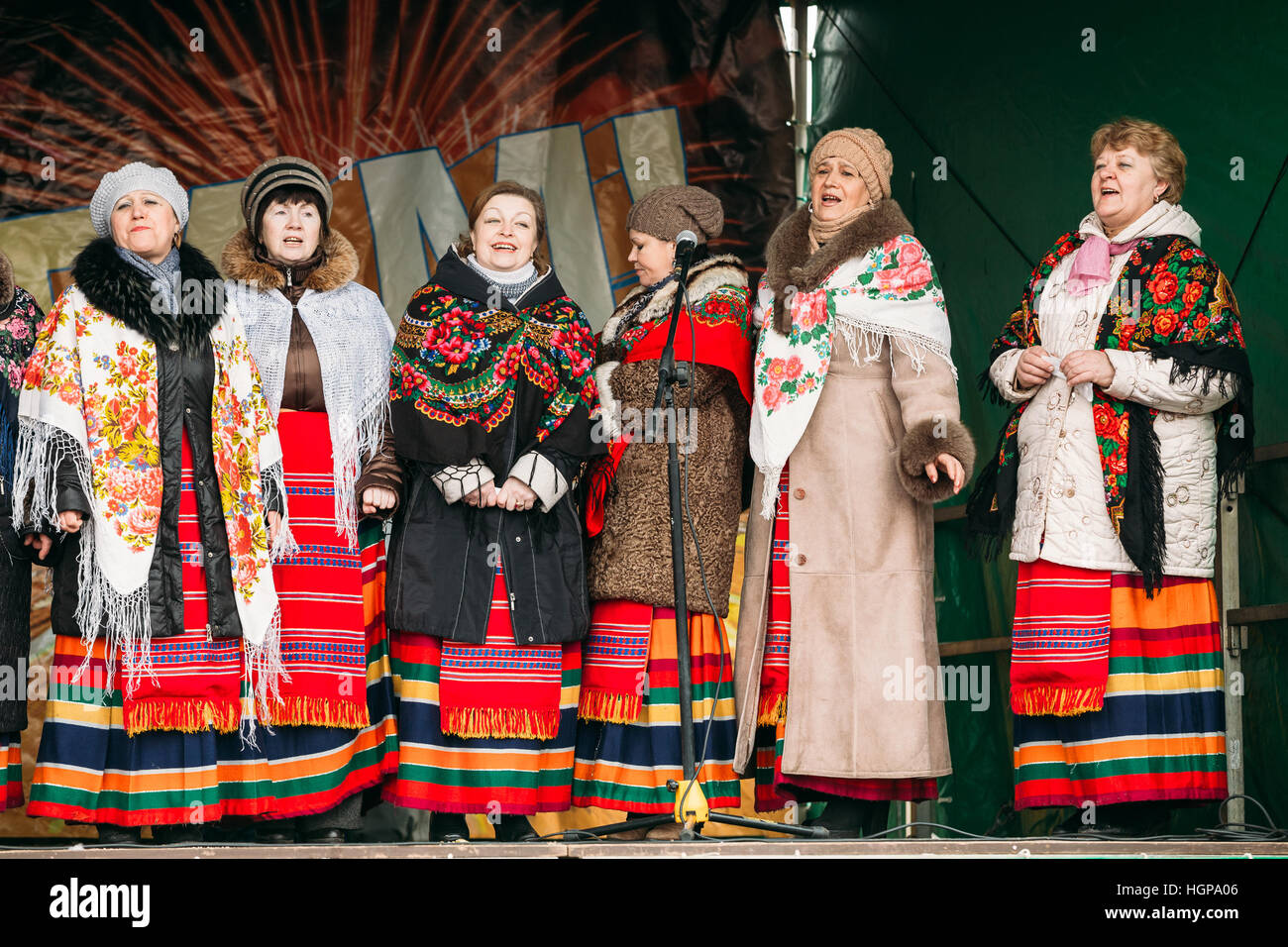 GOMEL, Bielorussia - Febbraio 21, 2014: Sconosciuto gruppo di donne in vestiti nazionali alla celebrazione di Maslenitsa - tradizionale russo vacanza dedicata a th Foto Stock