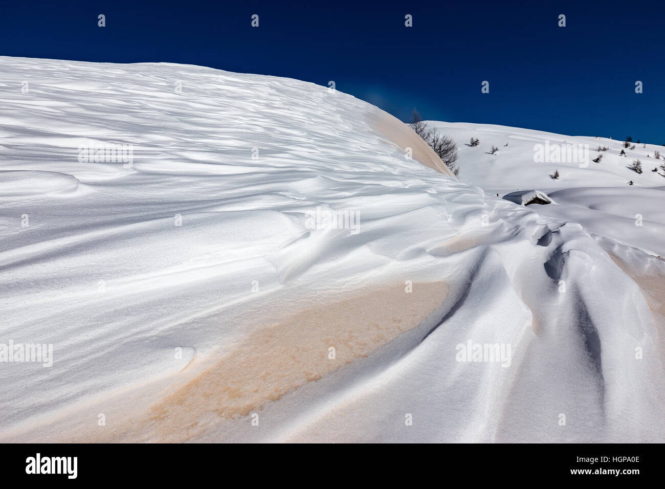 Sabbia del deserto del Sahara sulla neve. Paesaggio montano nella stagione invernale nelle Dolomiti, Passo Valles. Alpi Italiane. Europa. Foto Stock