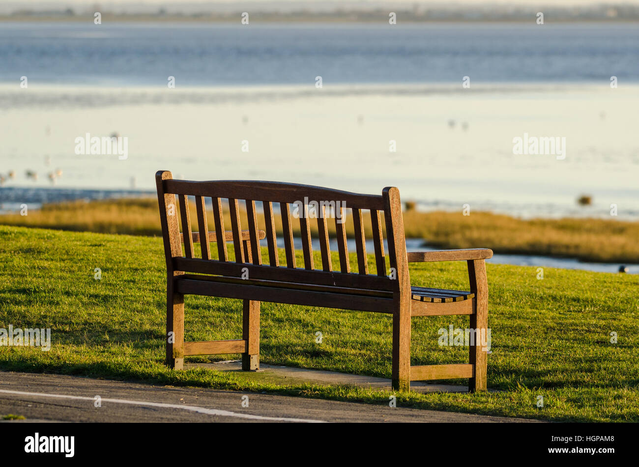 Un vuoto banco al mare in una giornata di sole, Lytham Saint Annes, England, Regno Unito Foto Stock