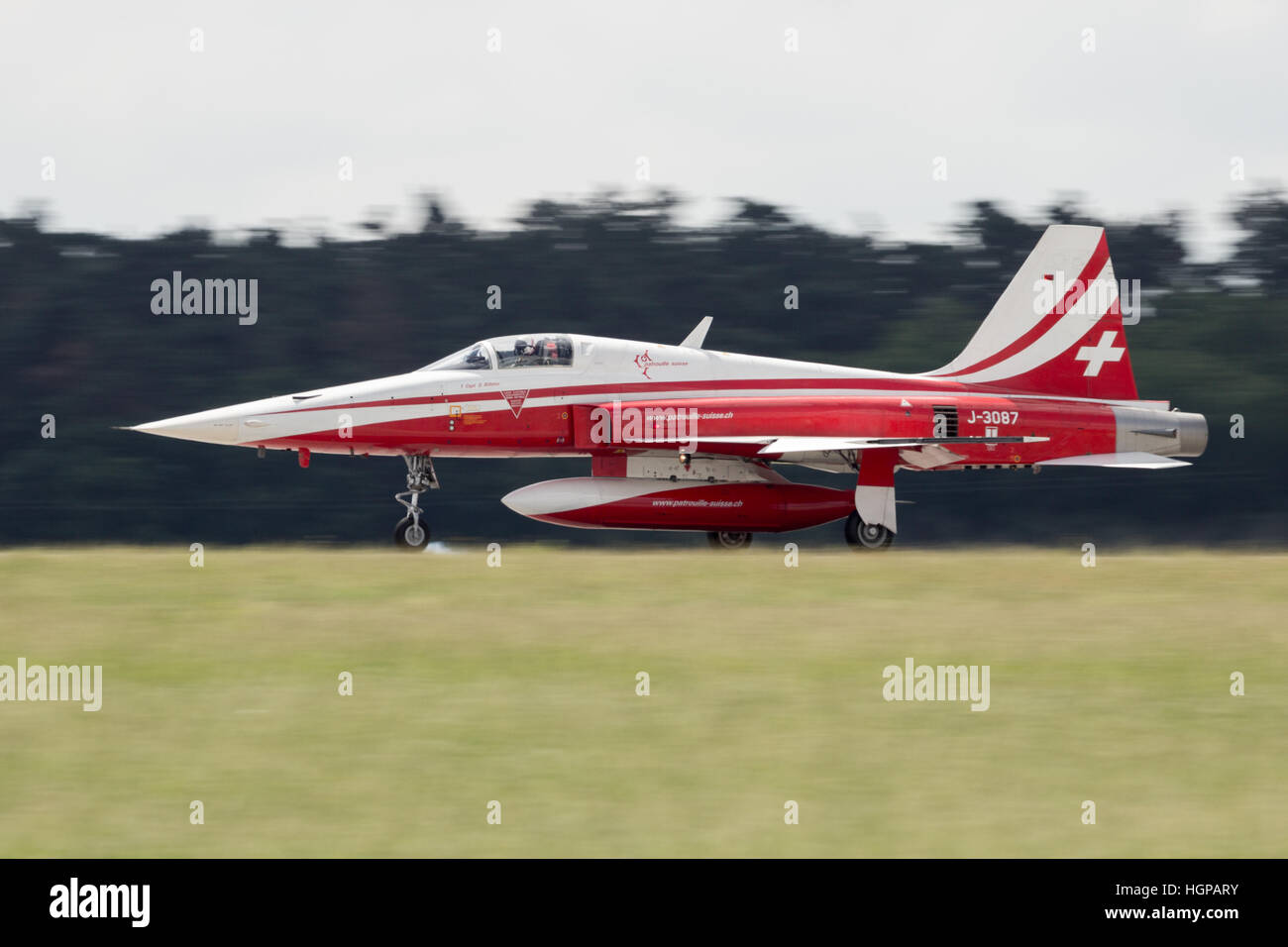 Patrouille Suisse F-5 jet da combattimento sbarco presso il salone aerospaziale internazionale ILA. Foto Stock