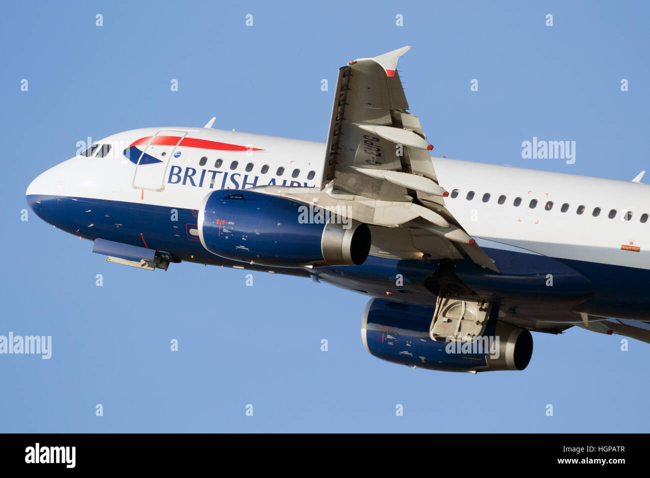 British Airways Airbus A319-131 uscire dall'aeroporto di Dusseldorf. Foto Stock