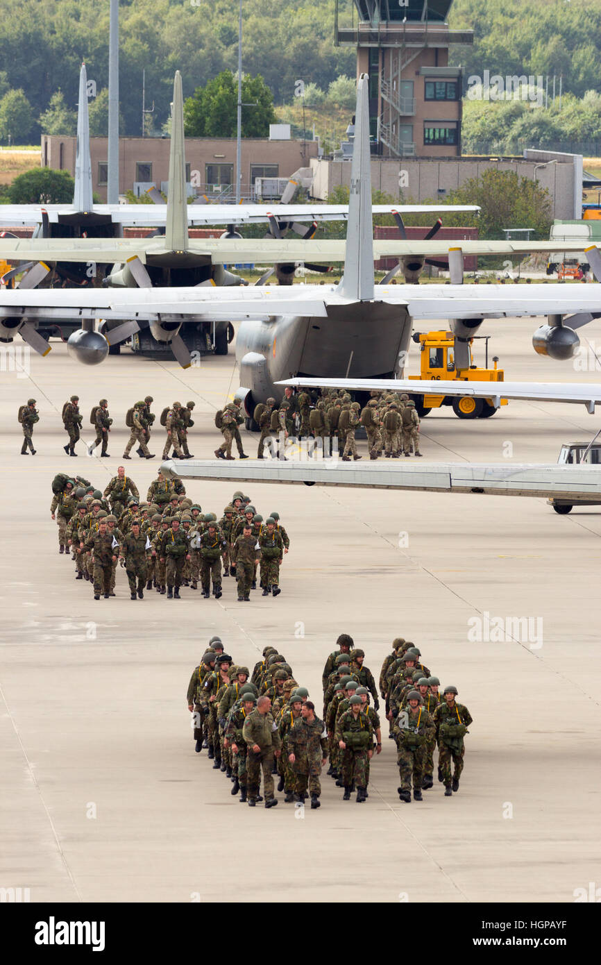 I paracadutisti per raggiungere a piedi i loro piani per passare all'operazione Market Garden memorial. Foto Stock