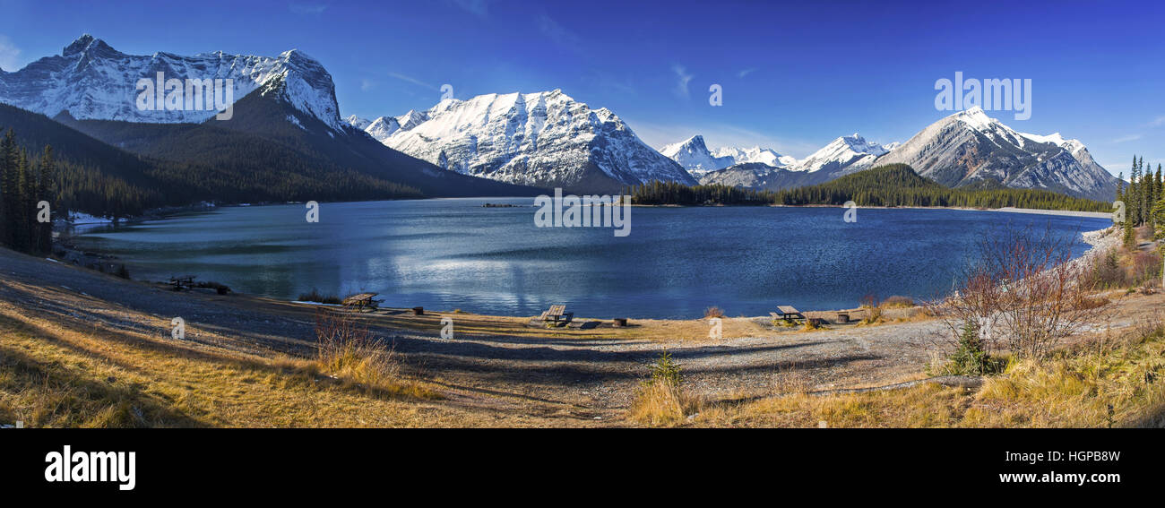 Upper Kananaskis Lake Beach Snowy Rocky Mountain Peaks Panoramic Landscape Blue Skyline. Escursione panoramica Sunny Autumn Day Alberta Parks Canadian Rockies Foto Stock