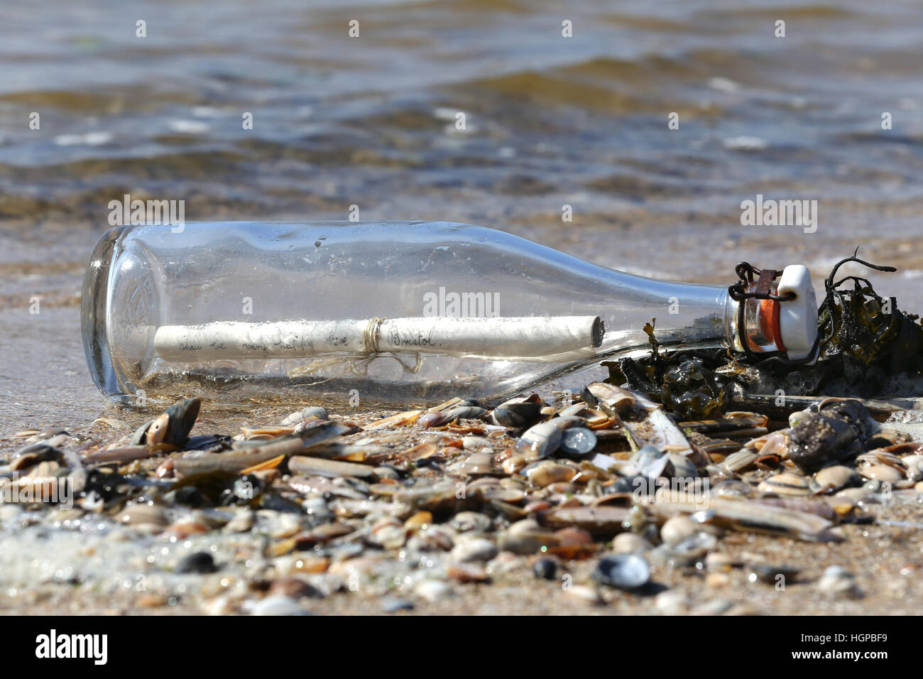 Un messaggio in bottiglia bloccati sulla spiaggia Foto Stock