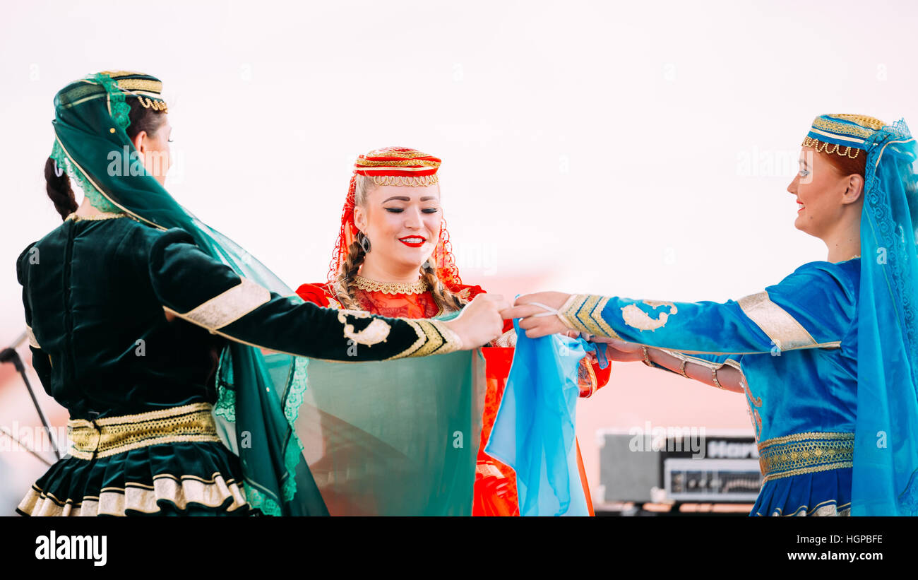 Minsk, Bielorussia - 3 Settembre 2016: giovani donne vestite nei tradizionali costumi popolari balli folk azerbaigiano di danze. Foto Stock