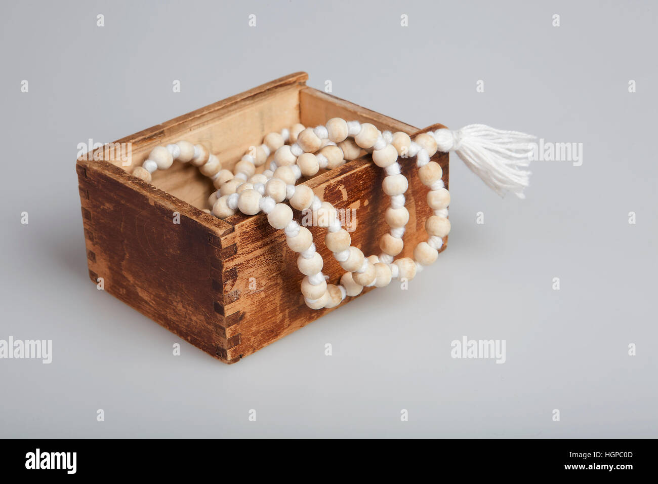 White mala rosario nel vintage scatola di legno. Foto Stock