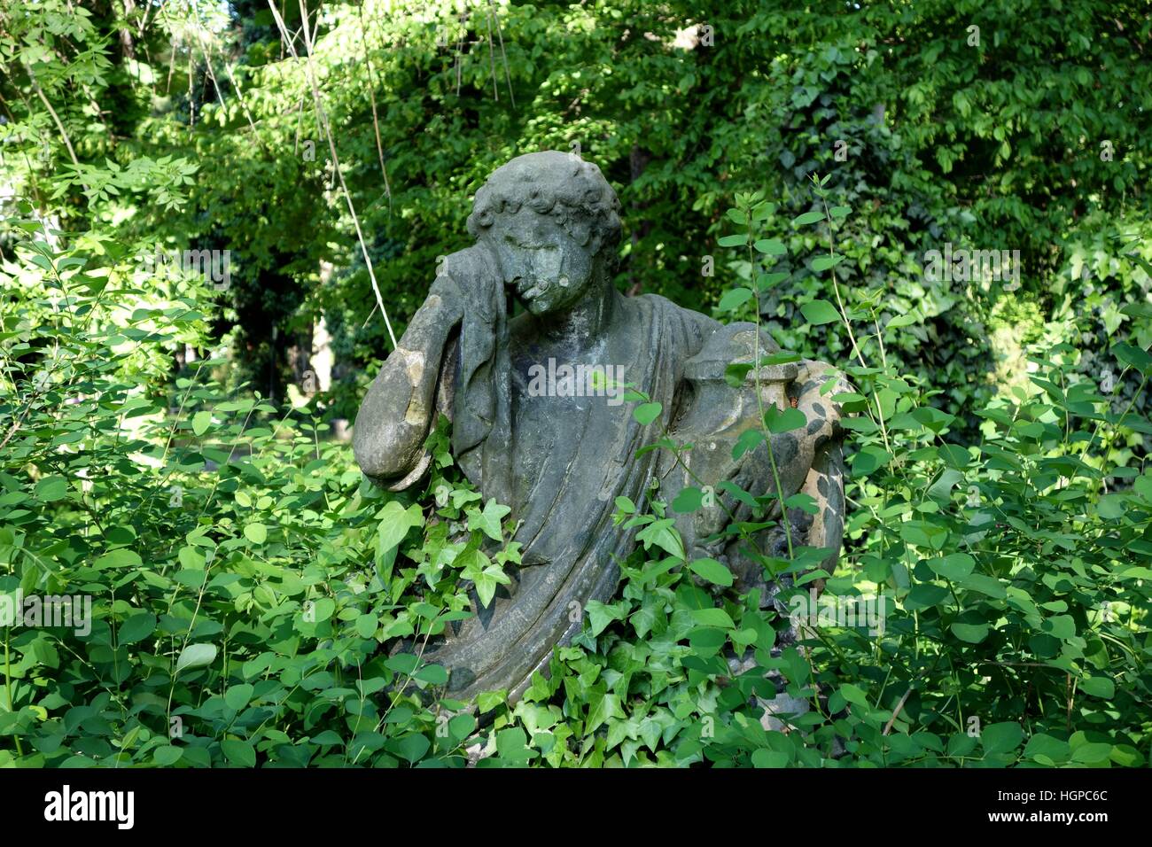 Triste la scultura a Olšany, Praga cimitero Foto Stock