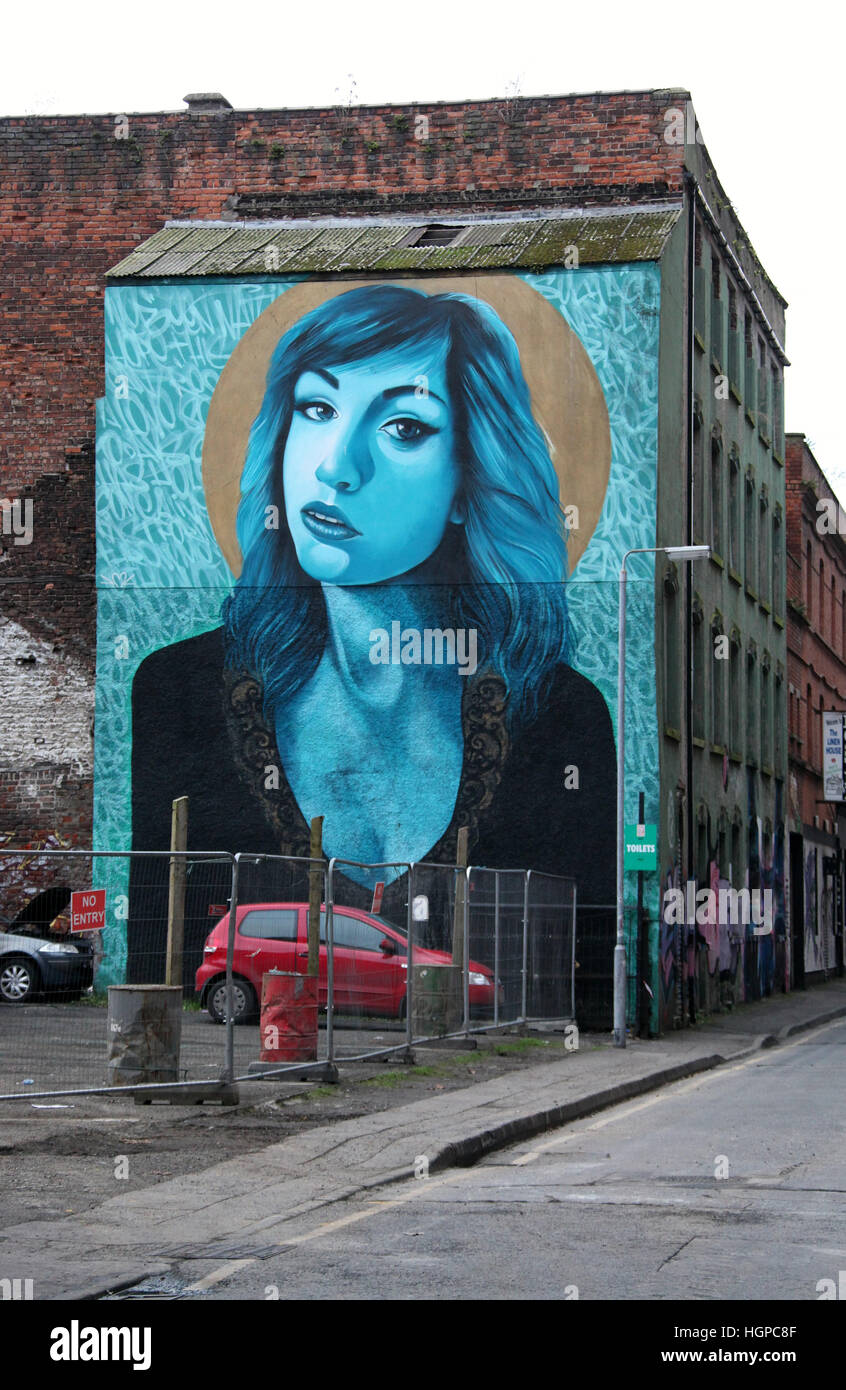 Donna blu murale su un edificio in Belfast City Centre Foto Stock