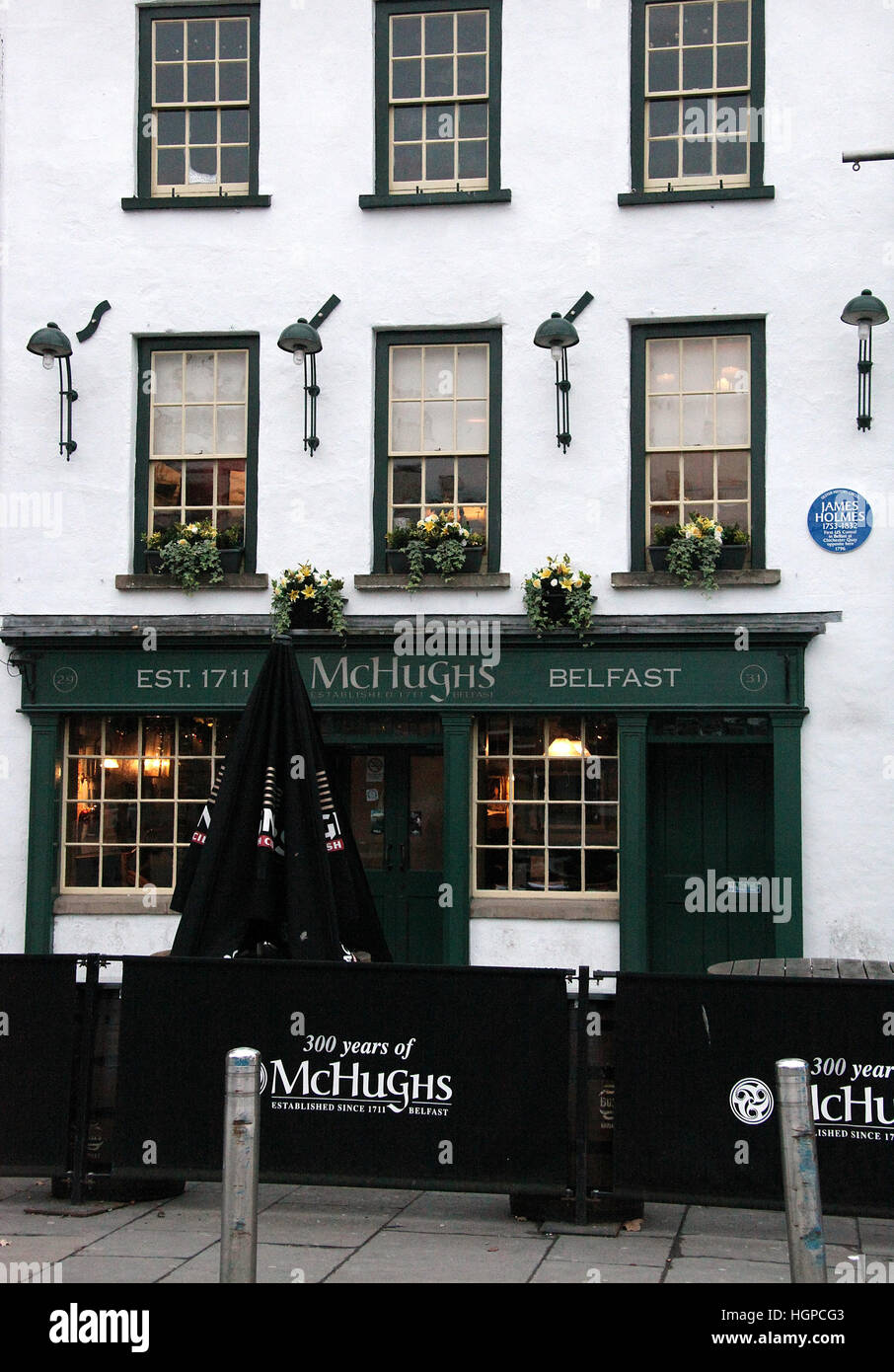 McHughes Bar a Belfast che è il più antico edificio della città e del business è stato istituito nel 1711 Foto Stock