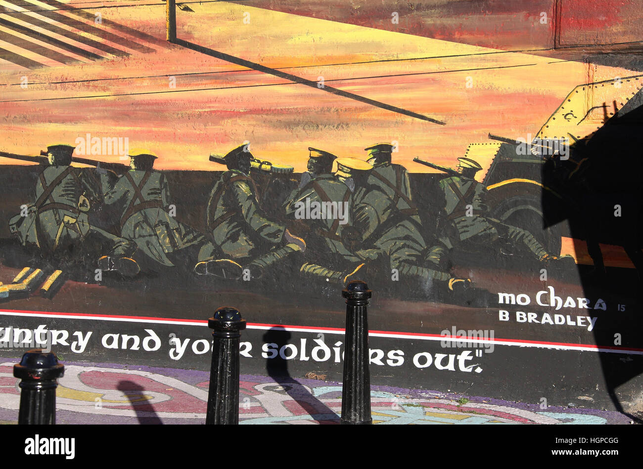 Dettaglio della Pasqua che aumenta centenario murale di Gerard Mo Chara Kelly di Falls Road a Belfast Foto Stock