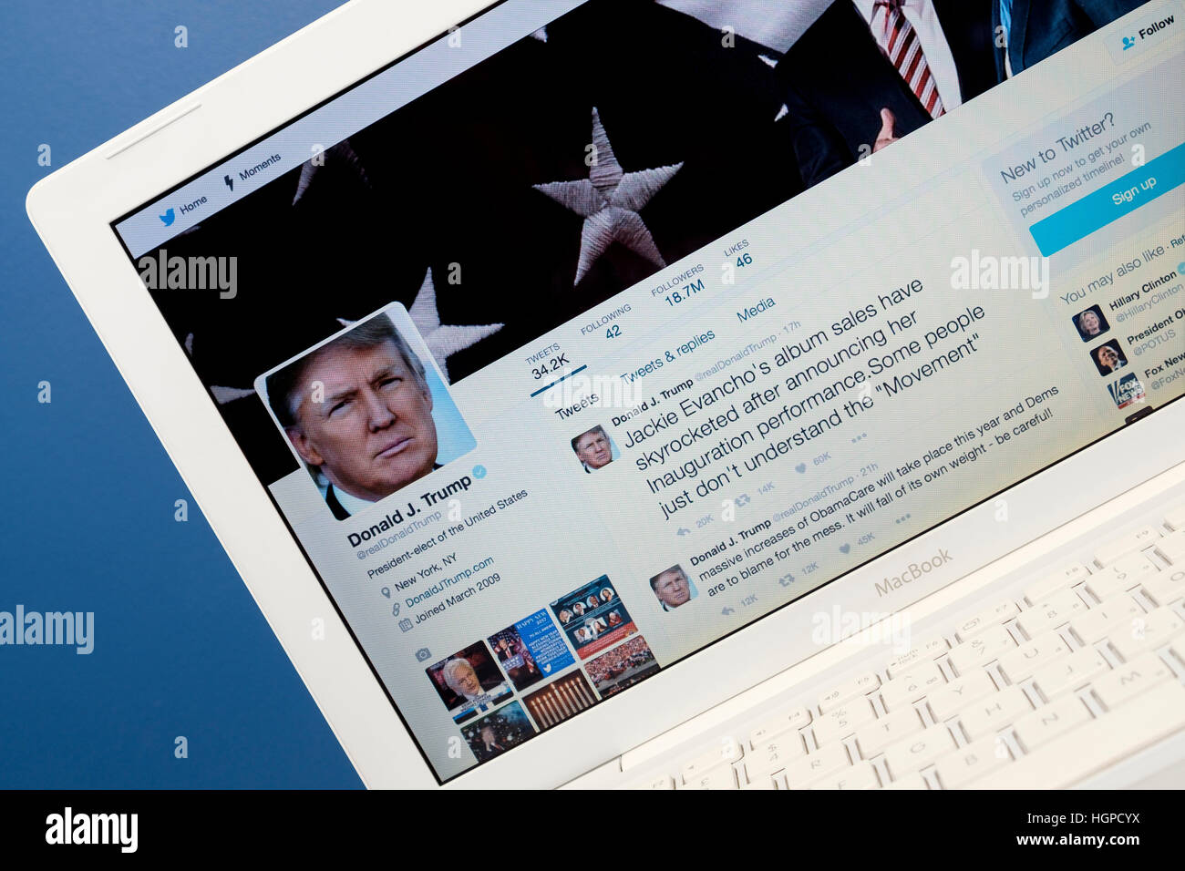 Donald Trump twitter pagina visualizzata su un computer portatile schermo Foto Stock