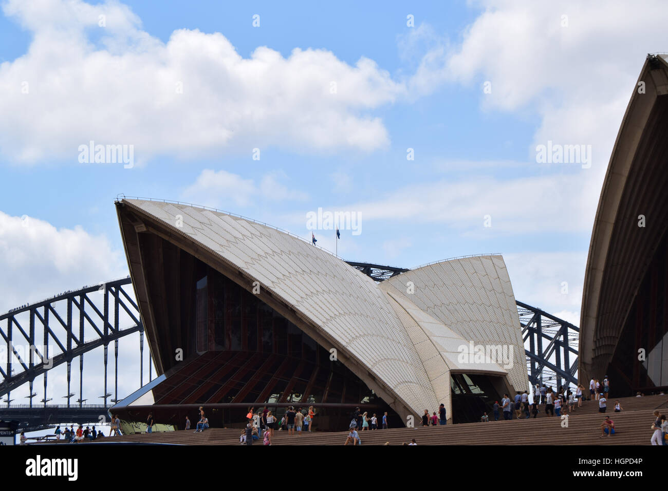 La Sydney Opera House SOH su Bennelong Point vicino al Ponte del Porto di Sydney e il porto in Australia, Nuovo Galles del Sud Foto Stock