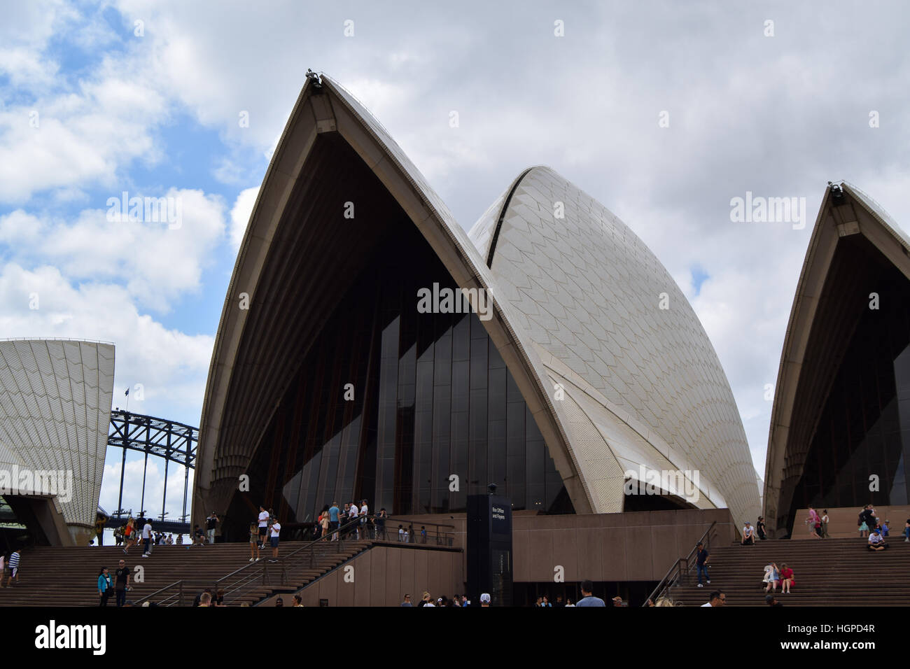 La Sydney Opera House SOH su Bennelong Point vicino al Ponte del Porto di Sydney e il porto in Australia, Nuovo Galles del Sud Foto Stock