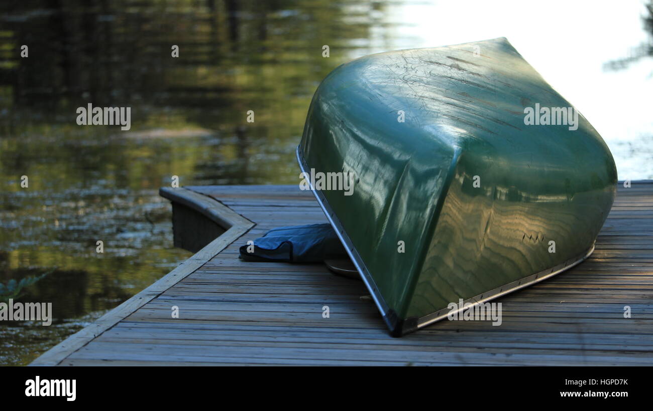 Una Canoa si siede rovesciato, in attesa del prossimo viaggio. Foto Stock