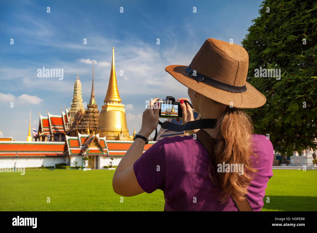 Turista nella HAT di scattare una foto del Tempio del Buddha di Smeraldo con Stupa dorato di Bangkok Foto Stock