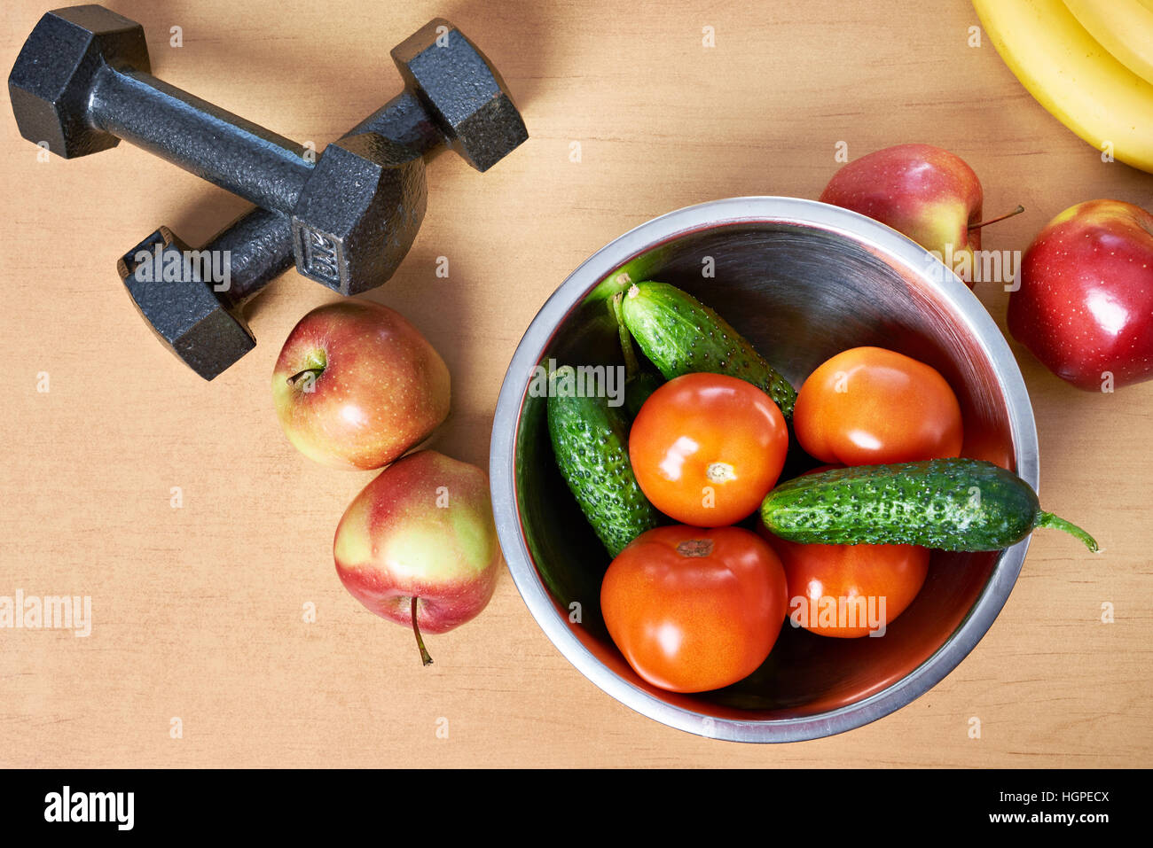 Frutta e verdura e pesi su un tavolo Foto Stock