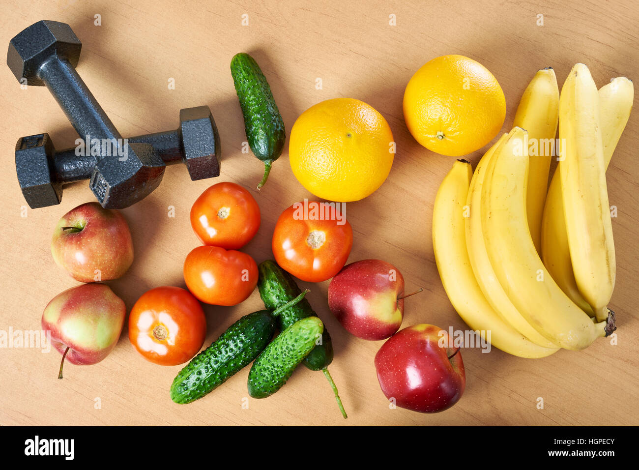 Frutta e verdura e pesi su un tavolo Foto Stock