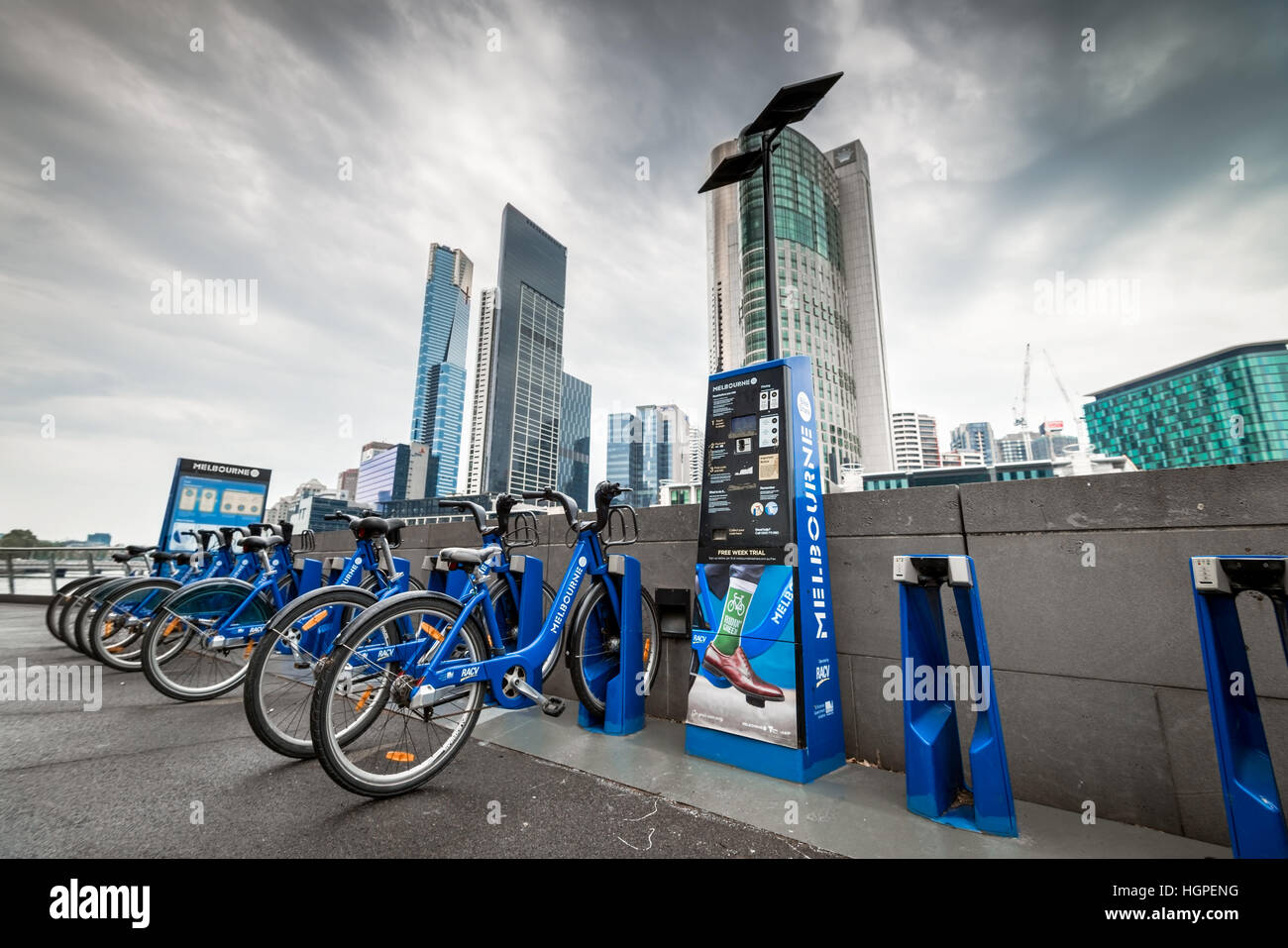Melbourne, Australia - 27 dicembre 2016: Bici Condividi stazione in area CBD. Le persone possono noleggiare le biciclette ed esplorare la città Foto Stock