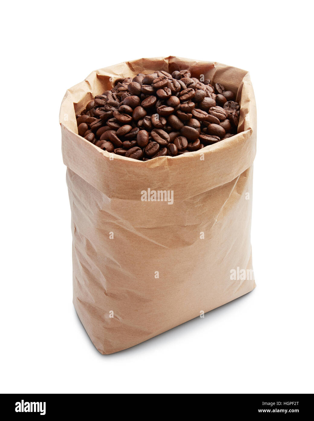 I chicchi di caffè in sacchetto di carta isolato su bianco Foto Stock