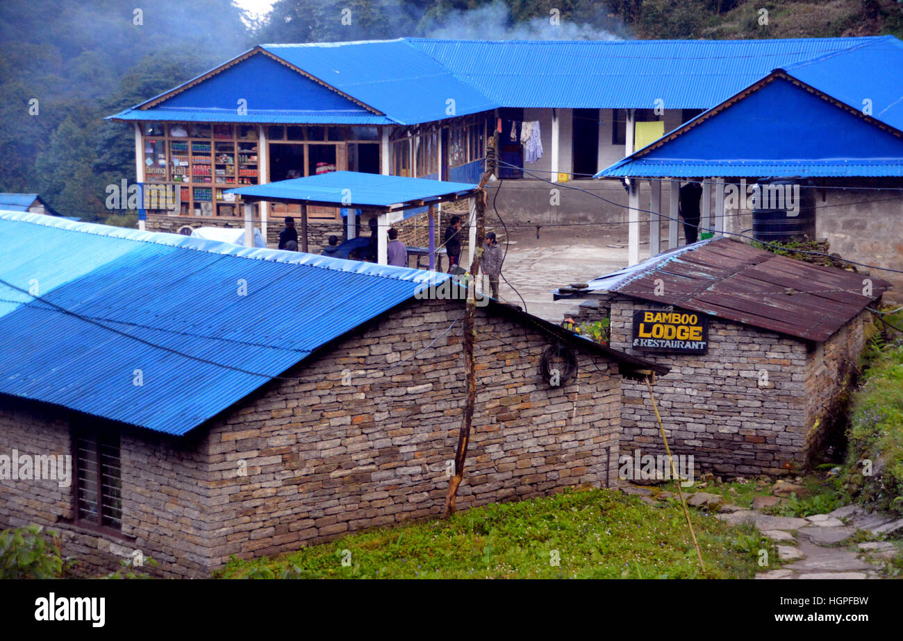 Il villaggio di bambù in modi Khola River Valley Santuario Annapurna Himalaya,, Nepal, Asia. Foto Stock