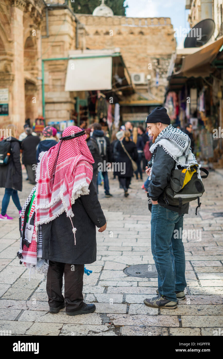 Venditore ambulante sciarpe shop all'interno del Quartiere Cristiano a  Gerusalemme, Israele, noto anche come il Muristan Foto stock - Alamy
