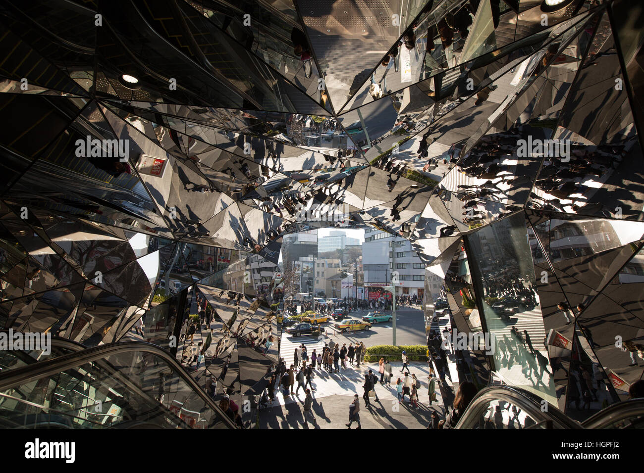 Il caleidoscopio specchiata interno del Tokyo Plaza shopping mall, in Harajuku, a Tokyo, Giappone. Foto Stock