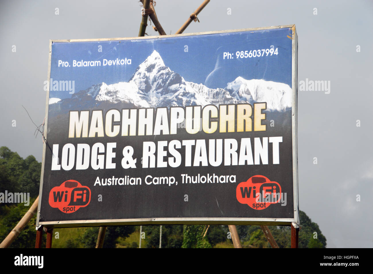 Seguire le indicazioni per Machhapuchre Lodge & Ristorante al Camp australiano Thulokhara, Santuario di Annapurna Himalaya,, Nepal, Asia. Foto Stock
