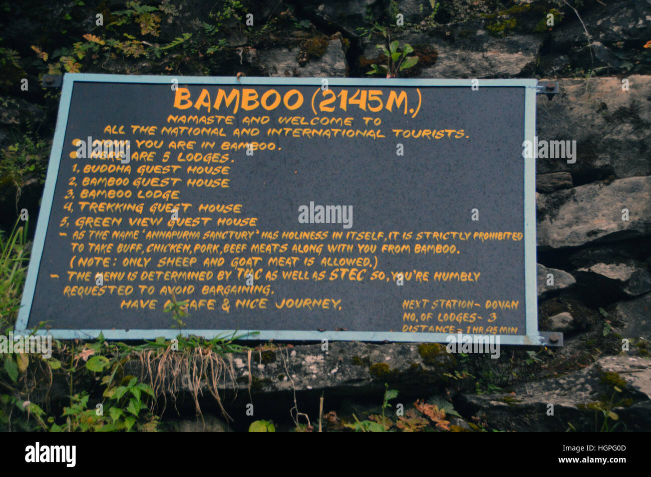 Scheda di informazione per il villaggio di bambù in modi Khola River Valley Santuario Annapurna Himalaya,, Nepal, Asia. Foto Stock