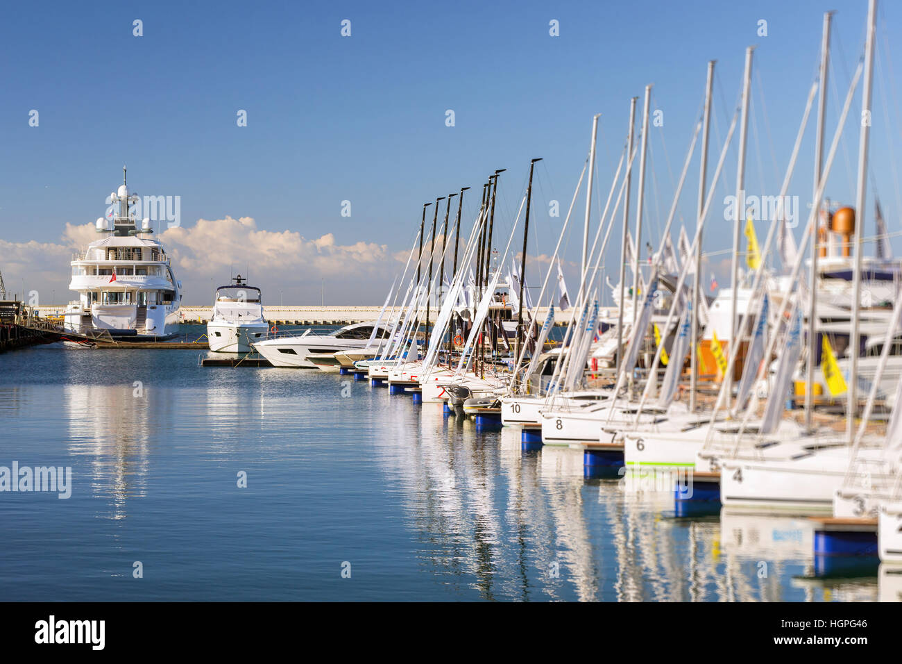 Yacht di lusso e barche private ormeggiate al molo a Sochi Seaport. In fondo è il calcestruzzo promenade e il mar Nero. Stazione Marino porta complessi. Krasn Foto Stock