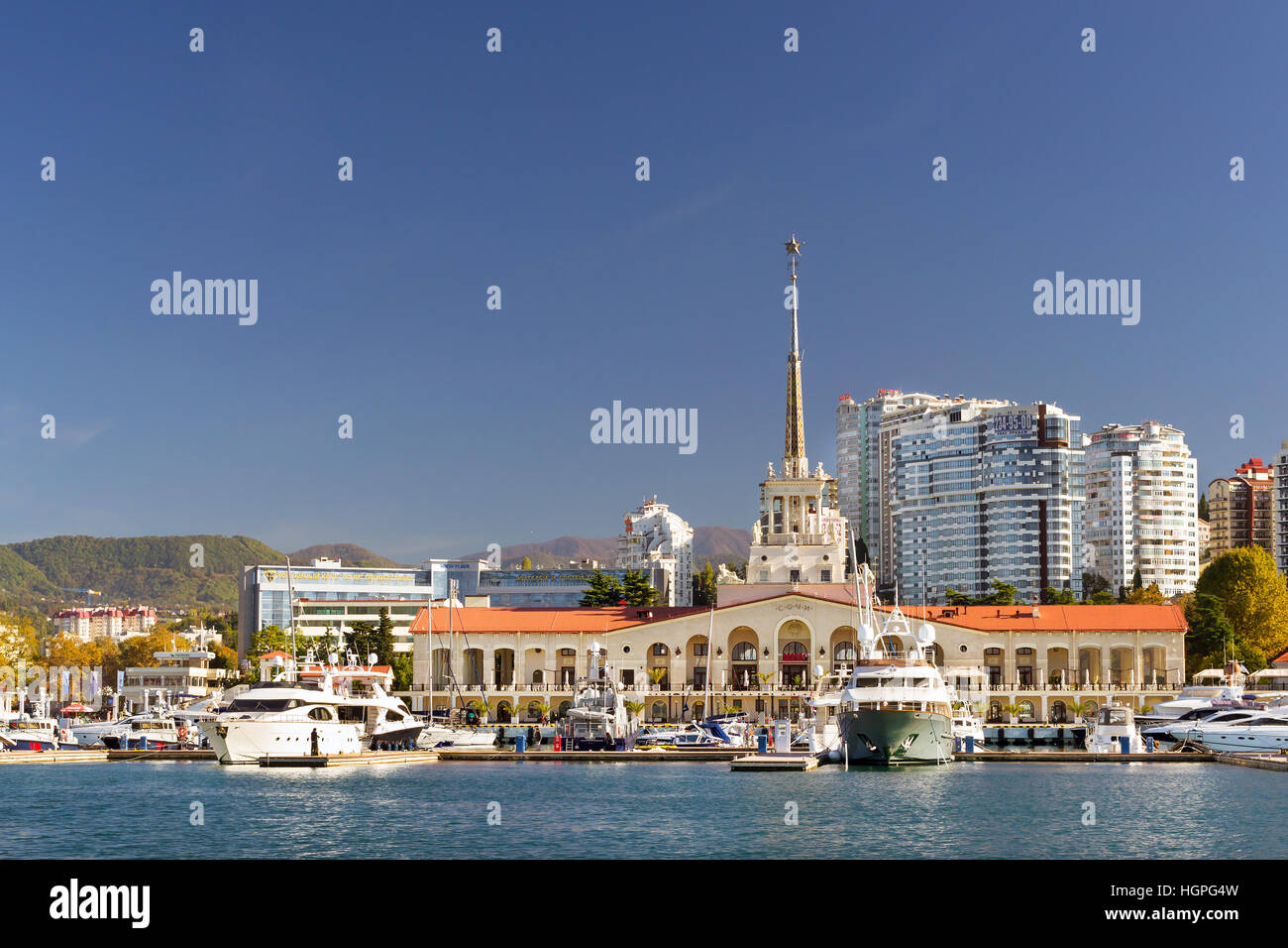 Sochi, Russia - 1 Novembre 2015: vista dall'acqua a Sochi porta a mare. Yacht di lusso e barche private ormeggiate al molo. In architettura di sfondo moderno Foto Stock