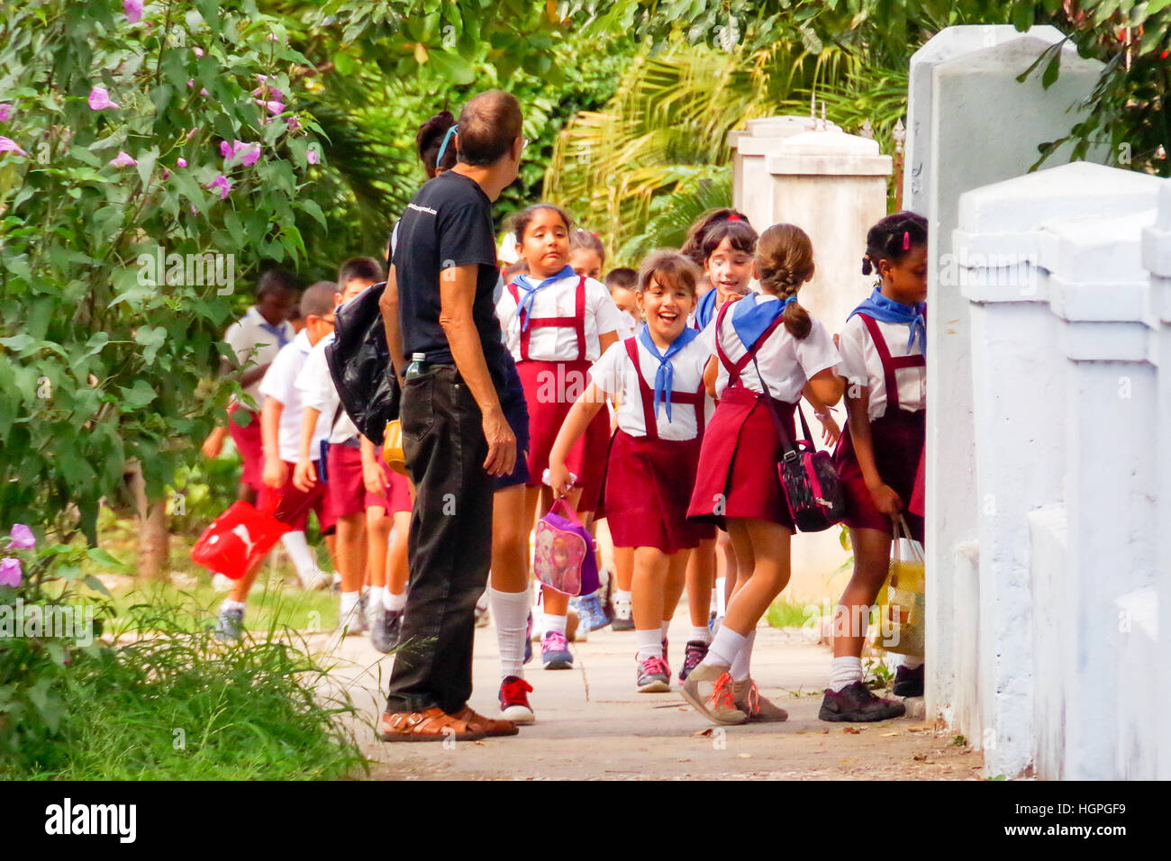 Gli allievi in divisa in esecuzione a scuola a l'Avana, Cuba Foto Stock