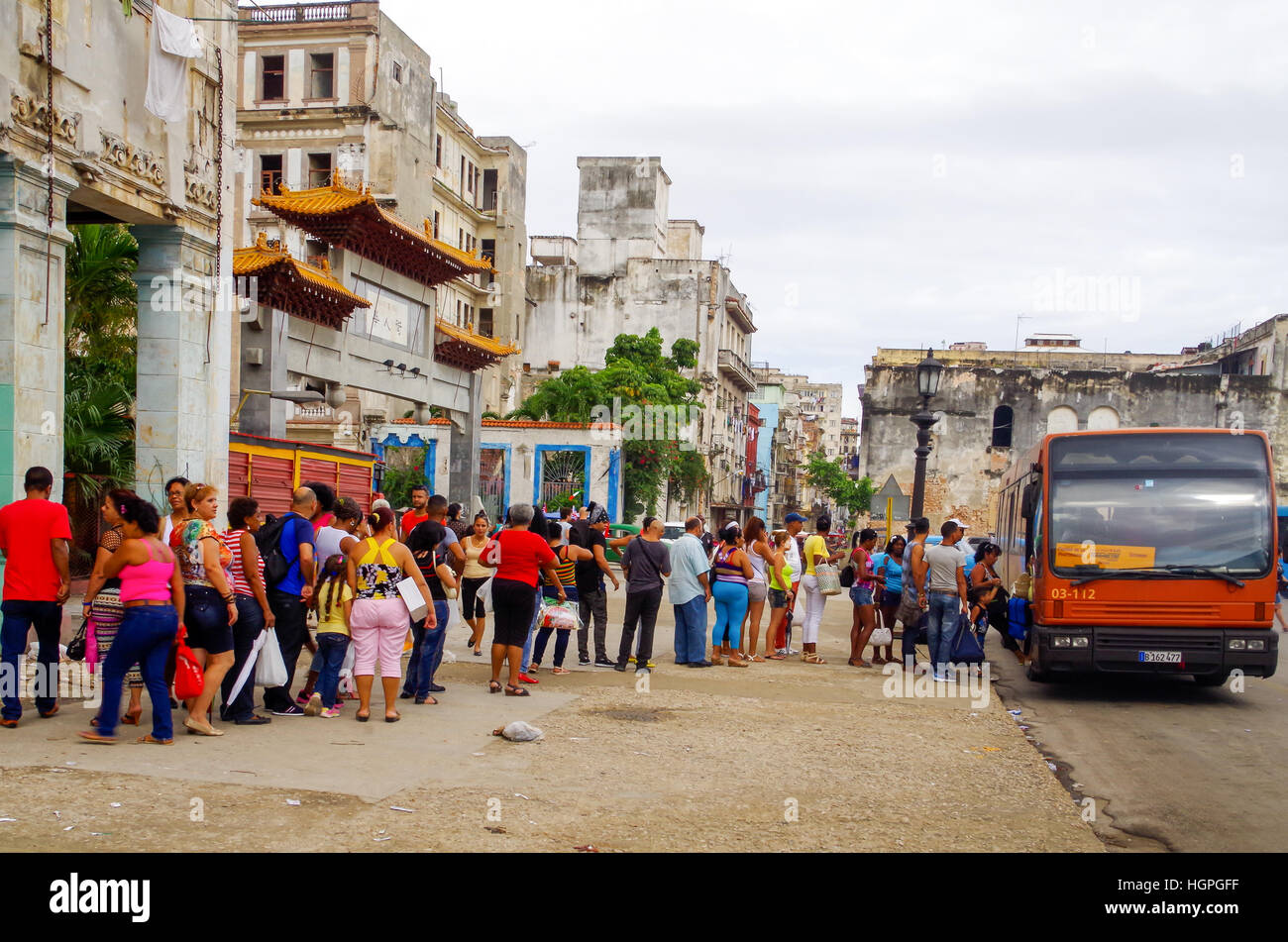 Le persone in piedi in una coda per salire su un autobus a l'Avana, Cuba Foto Stock