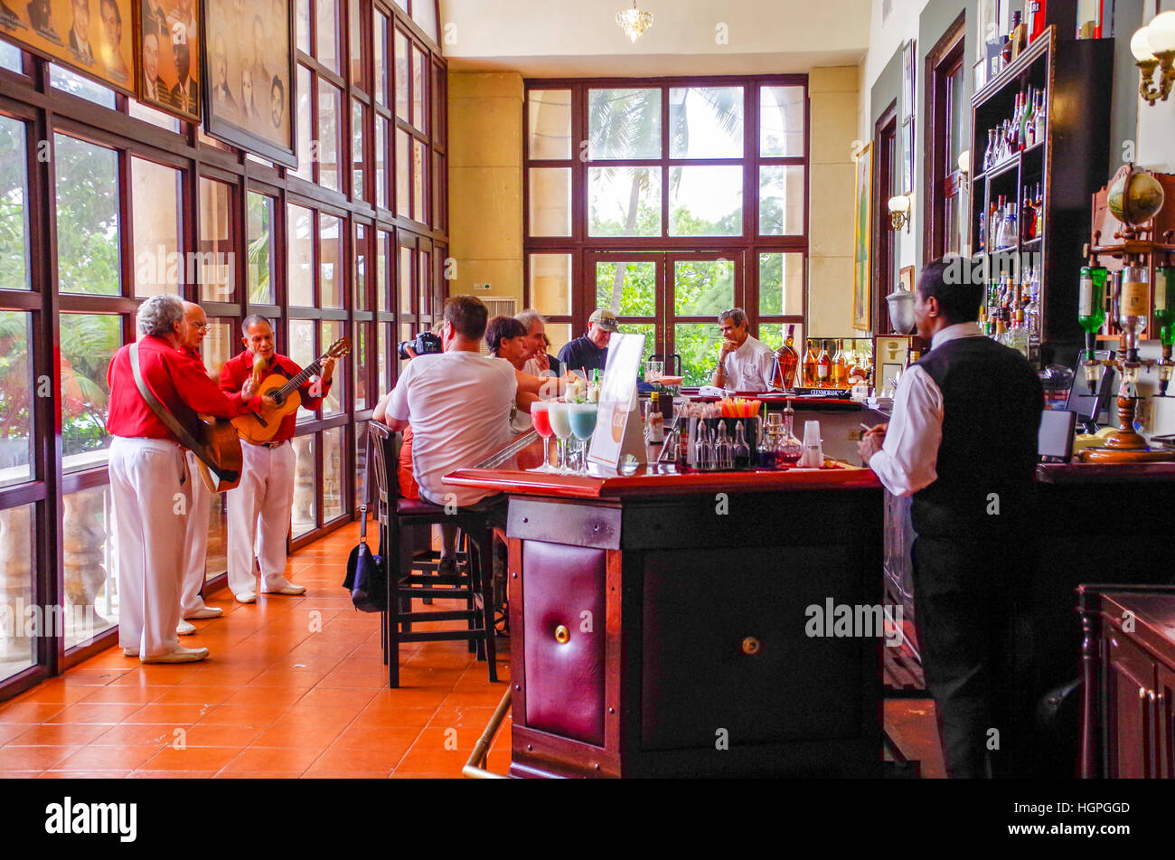 Musicisti cubani di eseguire nella barra del 5* Hotel Nacional de Cuba a L'Avana Foto Stock