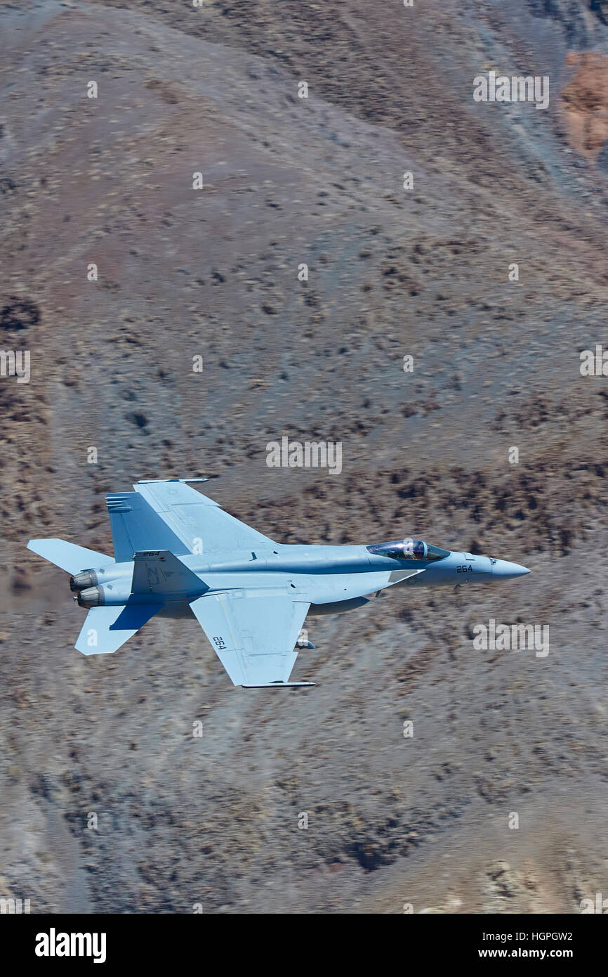 Marina degli Stati Uniti Super Hornet, F-18E, volare attraverso un deserto Canyon nel Parco Nazionale della Valle della Morte, California. Foto Stock