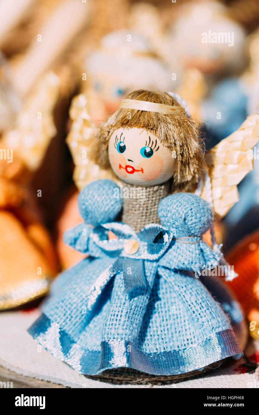Colorato bielorusso bambola di paglia al mercato locale. Bambole di paglia sono i più popolari souvenir dalla Bielorussia e simbolo della cultura del paese Foto Stock